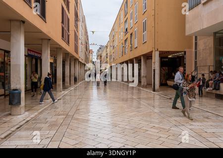 Zara, Croazia - 10.23.2025: Kalelarga Street nella città vecchia di Zara, Croazia Foto Stock