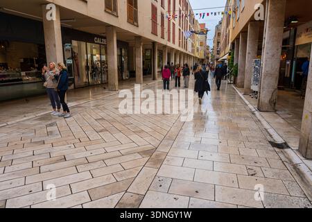Zara, Croazia - 10.23.2025: Kalelarga Street nella città vecchia di Zara, Croazia Foto Stock