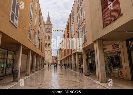 Zara, Croazia - 10.23.2025: Kalelarga Street nella città vecchia di Zara, Croazia Foto Stock