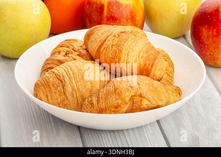 piatto di croissant su fondo in legno Foto Stock