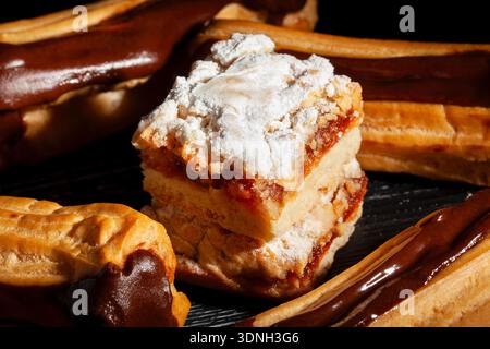fetta di torta su sfondo nero Foto Stock