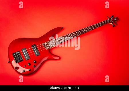 basso su sfondo rosso Foto Stock