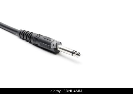 Cavo audio con connettori jack XLR e TRS per microfoni e apparecchiature audio professionali su sfondo bianco isolato Foto Stock