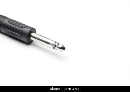 Cavo audio con connettori jack XLR e TRS per microfoni e apparecchiature audio professionali su sfondo bianco isolato Foto Stock