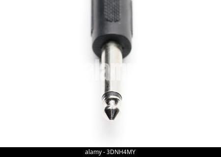 Cavo audio con connettori jack XLR e TRS per microfoni e apparecchiature audio professionali su sfondo bianco isolato Foto Stock