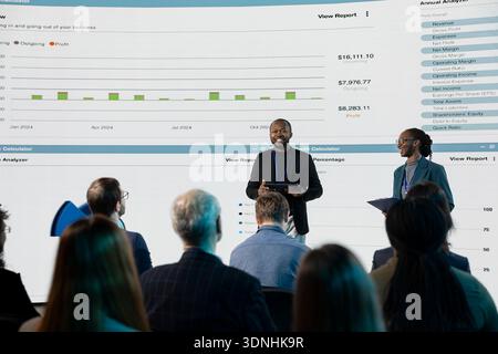 afroamericani due colleghi che conducono la discussione di gruppi di lavoro sul palco in occasione di una conferenza internazionale in auditorium. I partecipanti e gli azionisti partecipano al forum di leadership. Foto Stock