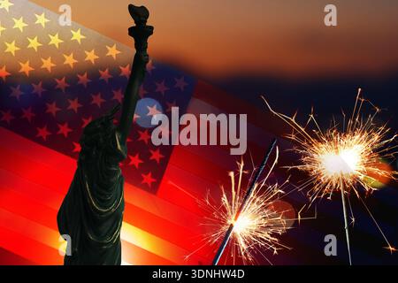 Statua della libertà, scintillanti in fiamme e bandiera degli Stati Uniti. Design di biglietti d'auguri o poster per le festività nazionali americane Foto Stock
