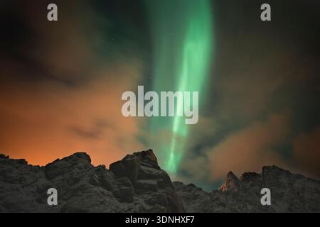 Un'aurora boreale e la costellazione del Big Dipper sopra un picco di montagna ad Andenes, Norvegia, Nordland, Isole Vesteralen, Andenes Foto Stock