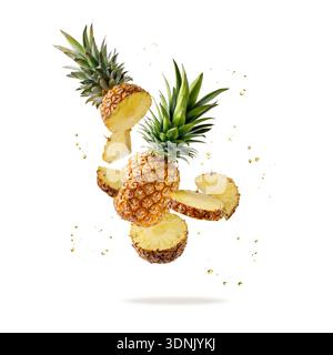 Ananas fresco e succoso di frutta tropicale e fette con gocce di succo che volano isolate su sfondo giallo. Ananas a fette e ananas intere che cadono Foto Stock