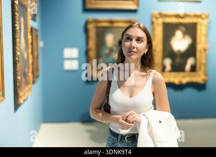 Studente nella Galleria d'Arte Foto Stock