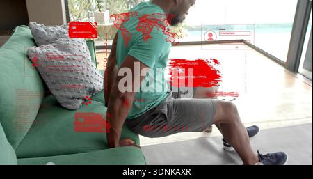 Eseguire tricipiti immerge l'uomo in una camicia color ottanio sul divano verde di casa con sovrapposizioni rosse in HUD Foto Stock