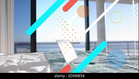 Visualizzazione di un laptop open Silver angolato sul letto nella camera da letto costiera, con grafica vista oceano Foto Stock
