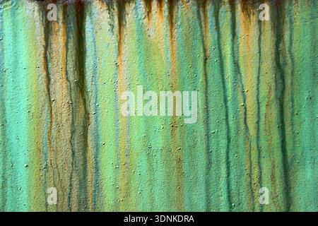 Superficie verde intemprata con striature di ruggine Foto Stock