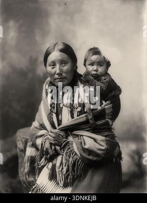 Stella Yellow Shirt Dakota Sioux with baby di Heyn Photo 1899 Foto Stock