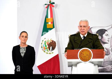 Il presidente messicos Claudia Sheinbaum tiene la Security Report Conference il presidente messicos Claudia Sheinbaum Pardo è visto dietro mentre il ministro della difesa nazionale messicana, Ricardo Trevilla Trejo, parla durante una conferenza informativa sul rapporto mensile sulla sicurezza al Palazzo Nazionale. Il 10 febbraio 2026 a città del Messico, Messico. Città del Messico CDMX Messico Copyright: XLuisxBarronx Foto Stock