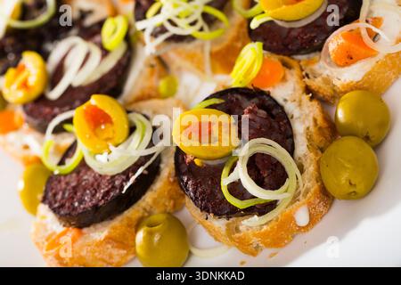 Sandwich con salsiccia di sangue e olive Foto Stock