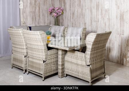 Arredi contemporanei in rattan per interni ed esterni. Sala relax vuota all'interno dell'hotel o terrazza. Foto Stock
