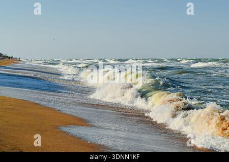 Una tempesta in mare fa da sfondo all'estate. Disegna per sfondi, sfondi e screensaver. Foto Stock