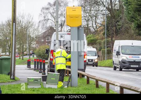 Un autovelox fisso in funzione che esegue interventi di manutenzione su una telecamera Gatso rivolta verso la parte posteriore. Foto Stock