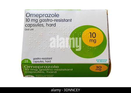 Pack di omeprazolo capsule gastro-resistenti, disco isolato su sfondo bianco Foto Stock