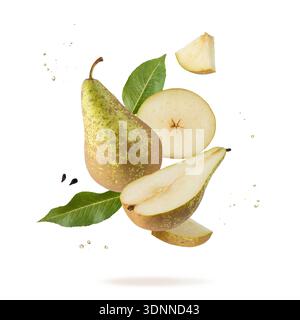 Conferenza di pere fresche intere e tagliate a fette con semi, foglie e gocce che cadono isolate su sfondo bianco. Raccolta di frutta. Foto Stock