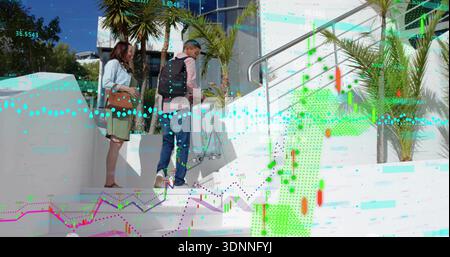 Due donne che camminano indossando giacca e berretto, tirando la valigia argentata su gradini bianchi, sovrapposizioni dati Foto Stock