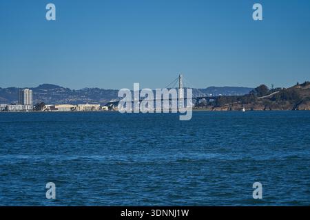 San Francisco, Stati Uniti - 28 ottobre 2025 - l'iconico Bay Bridge si estende attraverso le acque blu profonde sotto un cielo limpido Foto Stock