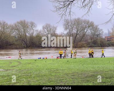 Membri del team antincendio e di soccorso di Nottingham nell'addestramento di soccorso in acqua sul fiume Trent. Foto Stock