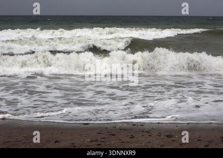 Rough Sea Waves si schiantano mentre la marea arriva sulla spiaggia di Chedi in Oman Foto Stock