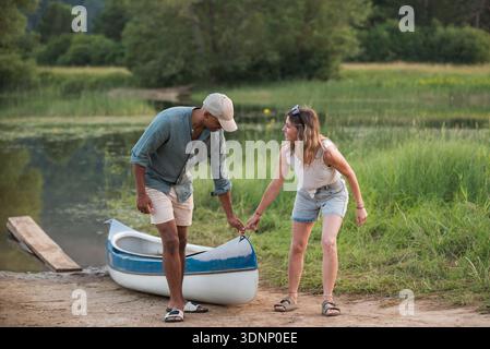 Due persone fanno kayak insieme su un lago nella natura, godendosi il loro tempo all'aperto e condividendo un momento di connessione. Foto Stock