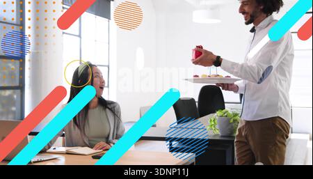 Presentazione uomo in abbigliamento da lavoro in omaggio, cupcake a una donna seduta in ufficio con sovrapposizioni per laptop Foto Stock