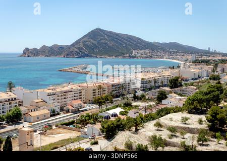 Vista aerea di Altea ad Alicante, Spagna, che mostra una pittoresca cittadina di mare sulla Costa Blanca. Le invitanti acque azzurre e il fascino della costa sono su Foto Stock
