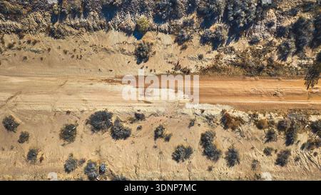 Strada rurale e paesaggio desertico a Yermo California dall'alto verso il basso Foto Stock