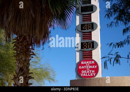 Il termometro più alto del mondo Palm Tree e Blue Sky a Baker, California Foto Stock
