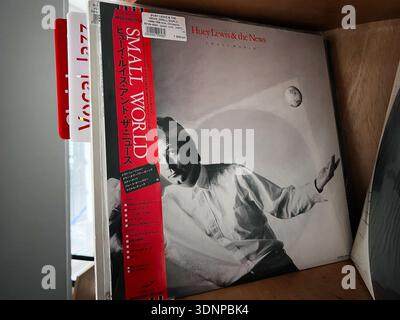 Leopoli, Ucraina - 07 febbraio 2026: Ritratto in bianco e nero sulla copertina dell'album Small World 1988 di Huey Lewis and the News, esposta su uno scaffale. Foto Stock