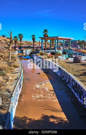 Il canale acquatico coperto di graffiti abbandonati e il Desert Pavilion presso il parco acquatico Lake Dolores Foto Stock