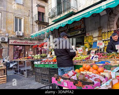 Mercato della Pignasecca, Napoli, Italia. Uno dei mercati di strada più antichi di Napoli, con venditori di frutta e verdura fresca e un architetto urbano storico Foto Stock