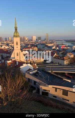 Vista su Bratislava dal castello di Bratislava con la cattedrale di San Martino e la città vecchia in primo piano nella luce invernale del tardo pomeriggio. Foto Stock