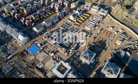 Vista aerea di un edificio in costruzione, che mostra case completate e varie fasi di avanzamento della costruzione presso Desire by Strata Home Foto Stock