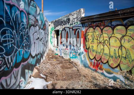Twin Arrows, Arizona - le rovine del Twin Arrows Trading Post, chiuso nel 1995. L'edificio è ora coperto da graffiti, e uno dei due Foto Stock