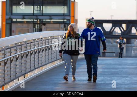 Seattle, Washington, Stati Uniti. 11 febbraio 2026. Una coppia arriva al terminal dei traghetti di Seattle per la Seahawks World Champions Parade nel centro di Seattle mercoledì 11 febbraio 2026. Almeno 750.000 persone dovrebbero partecipare alla celebrazione della vittoria della squadra contro i New England Patriots nel Super Bowl LX di domenica. Crediti: Paul Christian Gordon/Alamy Live News Foto Stock