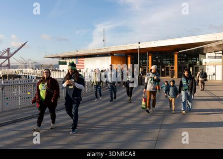 Seattle, Washington, Stati Uniti. 11 febbraio 2026. I tifosi arrivano in massa al terminal dei traghetti di Seattle per la parata dei campioni del mondo dei Seahawks nel centro di Seattle mercoledì 11 febbraio 2026. Almeno 750.000 persone dovrebbero partecipare alla celebrazione della vittoria della squadra contro i New England Patriots nel Super Bowl LX di domenica. Crediti: Paul Christian Gordon/Alamy Live News Foto Stock