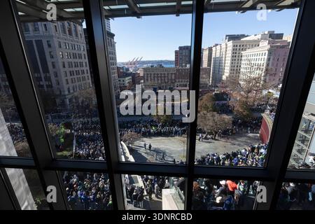 Seattle, Washington, Stati Uniti. 11 febbraio 2026. Mercoledì 11 febbraio 2026 una ventata di fan si riuniscono al municipio di Seattle per la parata dei campioni del mondo dei Seahawks nel centro di Seattle. Almeno 750.000 persone dovrebbero partecipare alla celebrazione della vittoria della squadra contro i New England Patriots nel Super Bowl LX di domenica. Crediti: Paul Christian Gordon/Alamy Live News Foto Stock