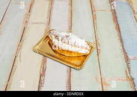 Una fotografia in bianco e nero ad alto contrasto che si concentra sulla struttura architettonica di un croissant, evidenziando la precisione geometrica Foto Stock