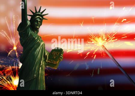 Festeggiamo la festa nazionale americana. Biglietto d'auguri o poster con Statua della libertà, scintillanti e bandiera degli Stati Uniti Foto Stock