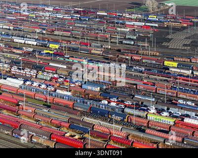 Cantiere di smistamento di Mannheim. Ci sono molti treni merci e vagoni merci sui binari. vista aerea. Mannheim, Badn-Wuerttemberg, Germania Foto Stock