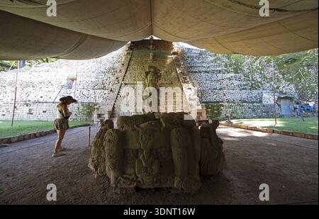 Scultura in pietra e scala geroglifica presso il sito archeologico di Copan, la città in rovina Maya nella foresta pluviale o nella giungla, il dipartimento di Copan, Honduras Foto Stock