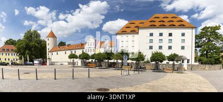 Panorama di Schlossplatz con casa Kruger e castello di Freudenstein a Freiberg, Sassonia, Germania Foto Stock