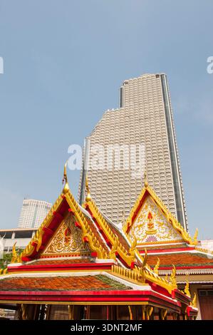 Monastero buddista di fronte a un moderno edificio in vetro, Bangkok, Thailandia, Asia Foto Stock