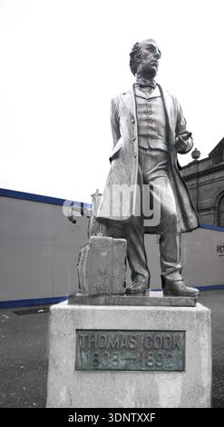 Statua, di Thomas Cook, fuori dalla stazione ferroviaria di Leicester, Inghilterra. Foto Stock